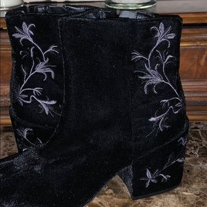New Unique boots with a beautiful design. *SOLD*